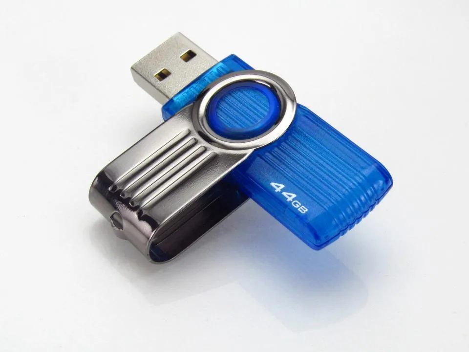 Mavi taşınabilir USB bellek, ayrılan çalışanın veri götürme riskini temsil ediyor