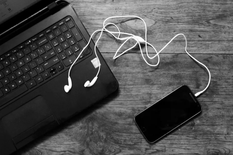 Dijital delillerin saklandığı dizüstü bilgisayar, kulaklık ve akıllı telefon