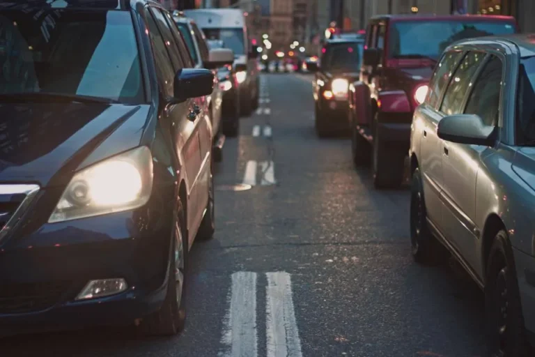 Yoğun trafikte ilerleyen araçlar: trafik kazası tazminat kalemleri ve sorumluluk