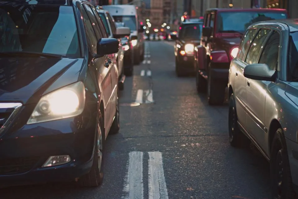 Yoğun trafikte ilerleyen araçlar: trafik kazası tazminat kalemleri ve sorumluluk