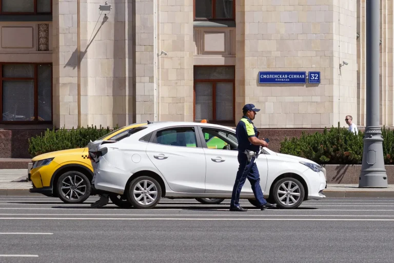 Arkadan çarpma kazası ve trafik görevlisi: trafik sigortasında teminat dışı haller