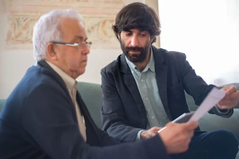 Vasiyetnamenin iptali davası öncesinde yaşlı bir kişiyle incelenen belge