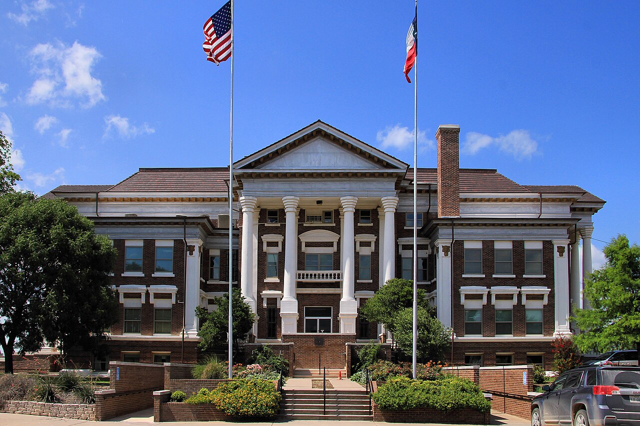 An image in front of a courthouse building representing administrative and tax law disputes