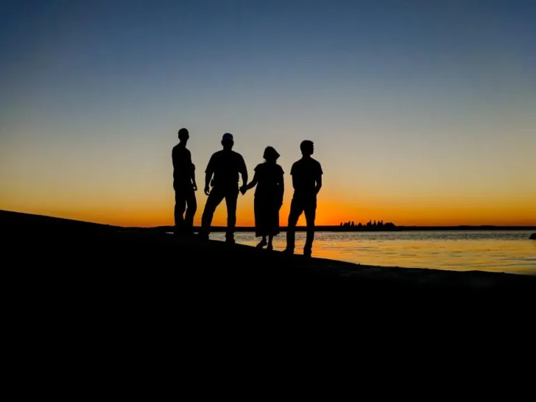 Gün batımında deniz kıyısında duran aile; yabancıların miras hakkı ve aile bağları