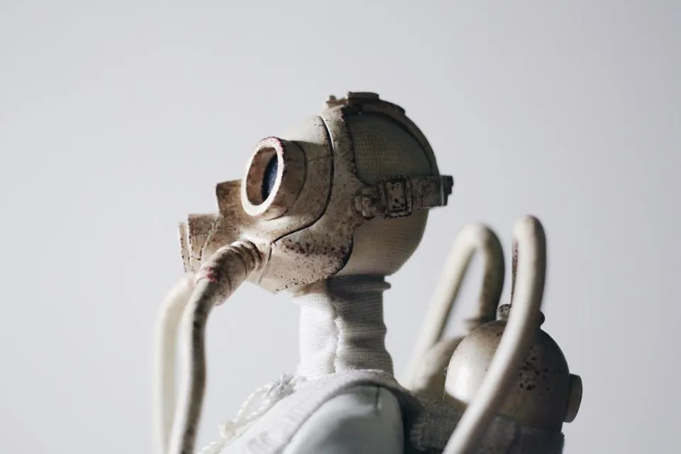 Beyaz robot figürü, yapay zekânın hukuki kişiliği ve hak sahipliği tartışması