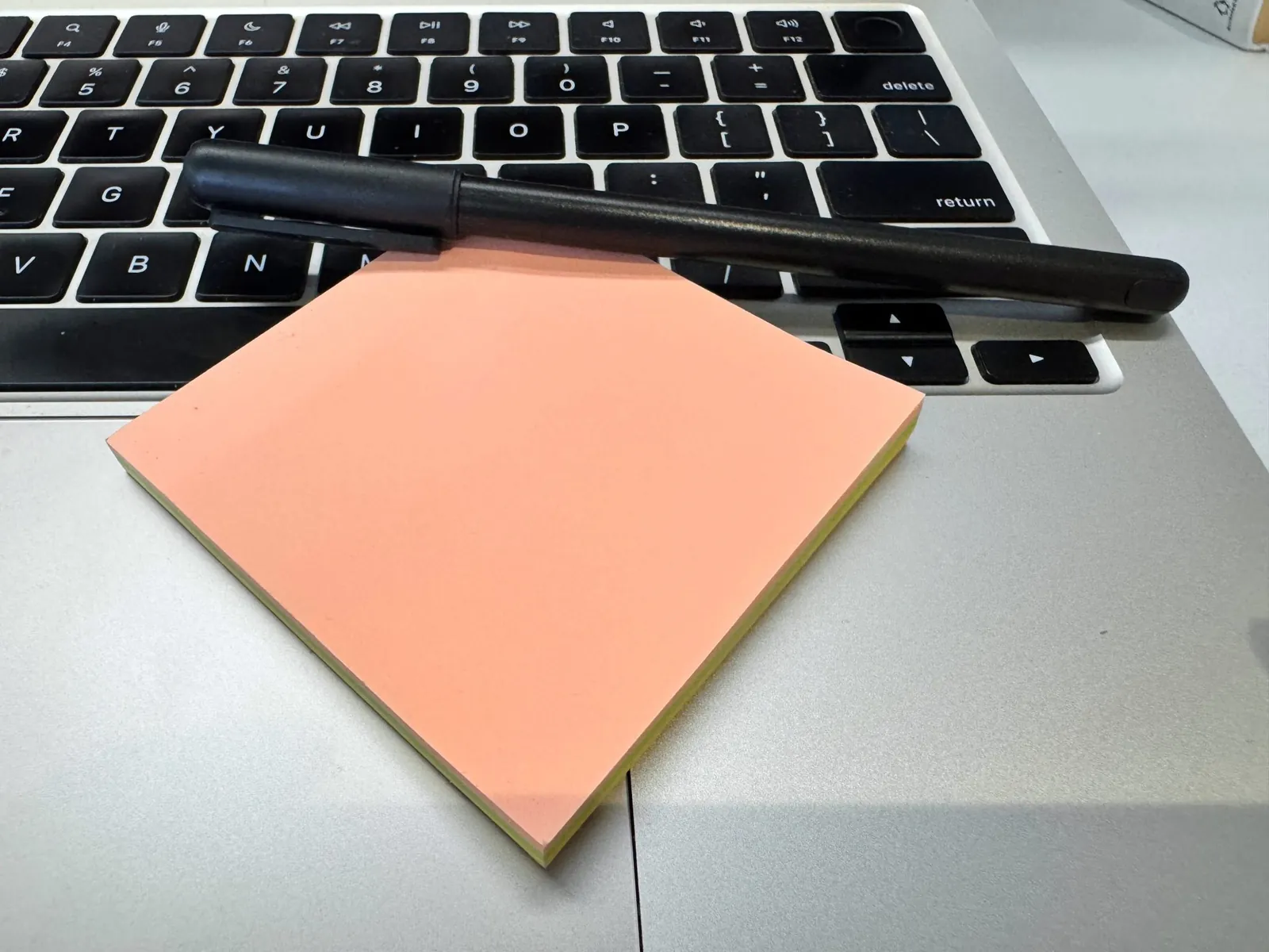 Yetkilendirme sözleşmesi hazırlığında laptop üzerinde not kâğıdı ve kalem