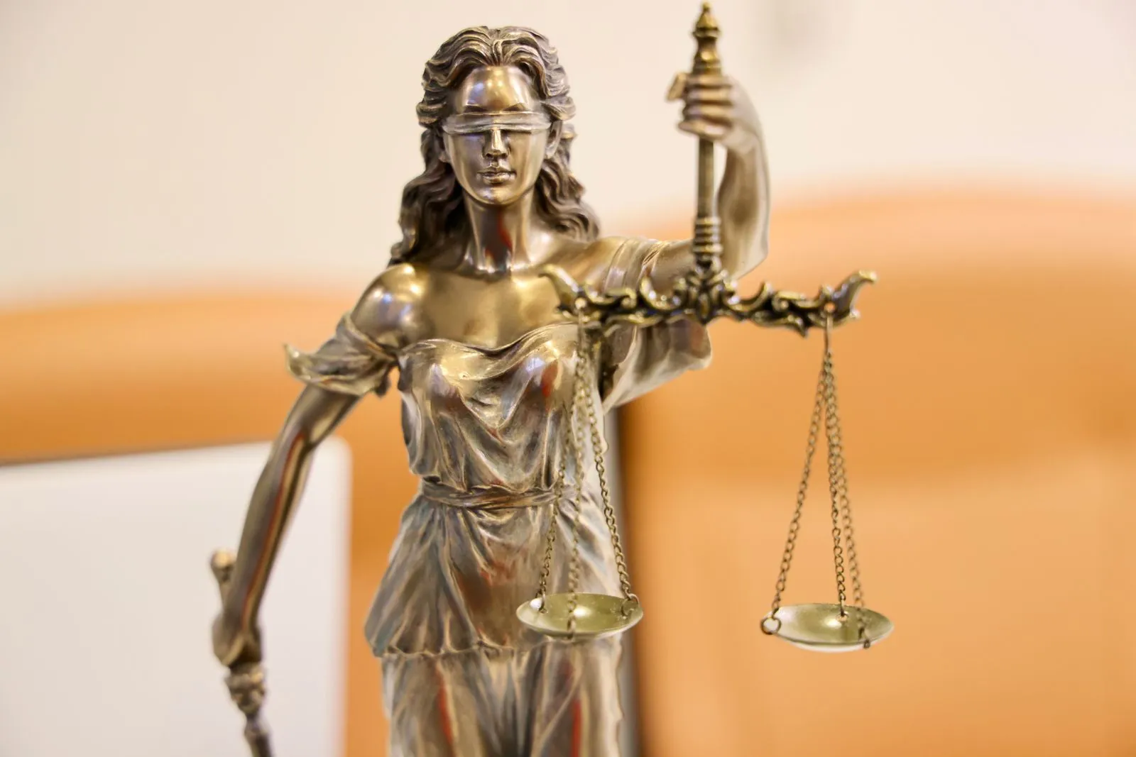Elinde terazi tutan adalet heykeli: icra ceza dosyasında hak ve yaptırım dengesi