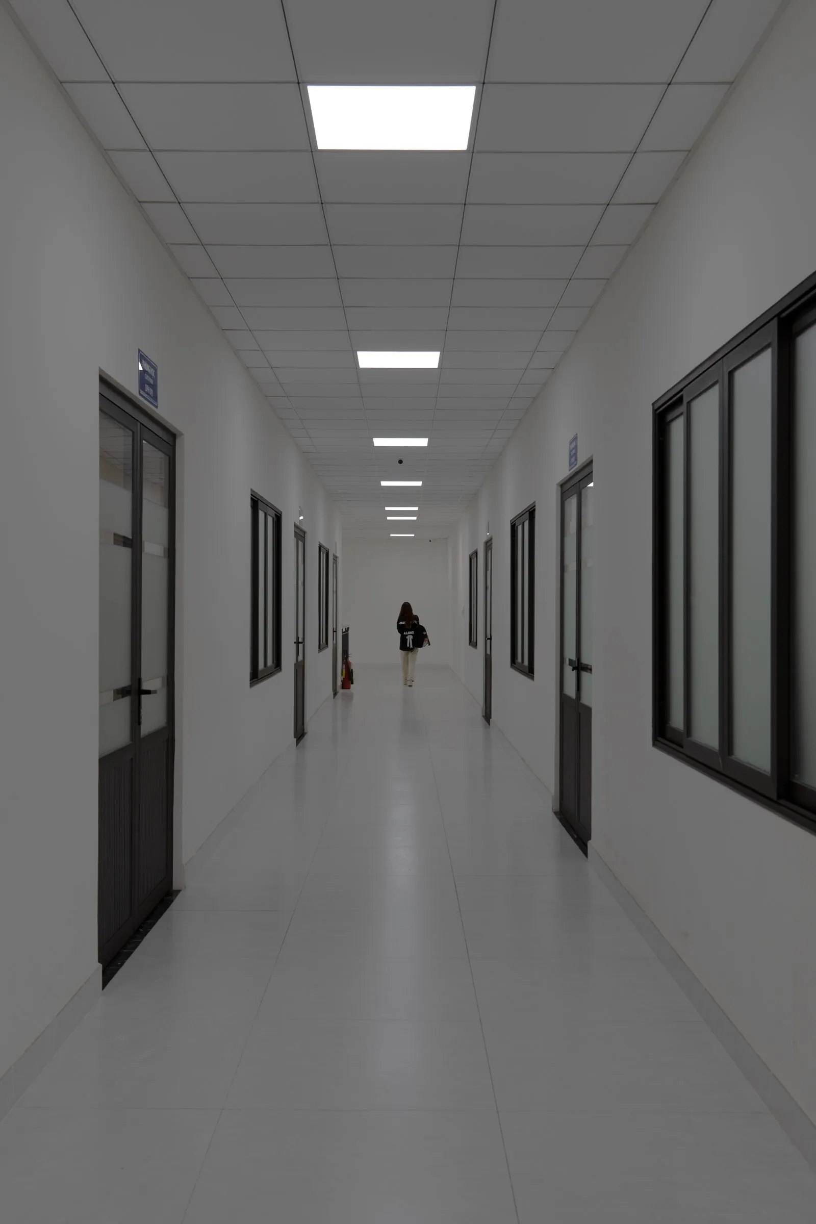 Duruşma salonlarına açılan uzun ve beyaz bir bina koridoru