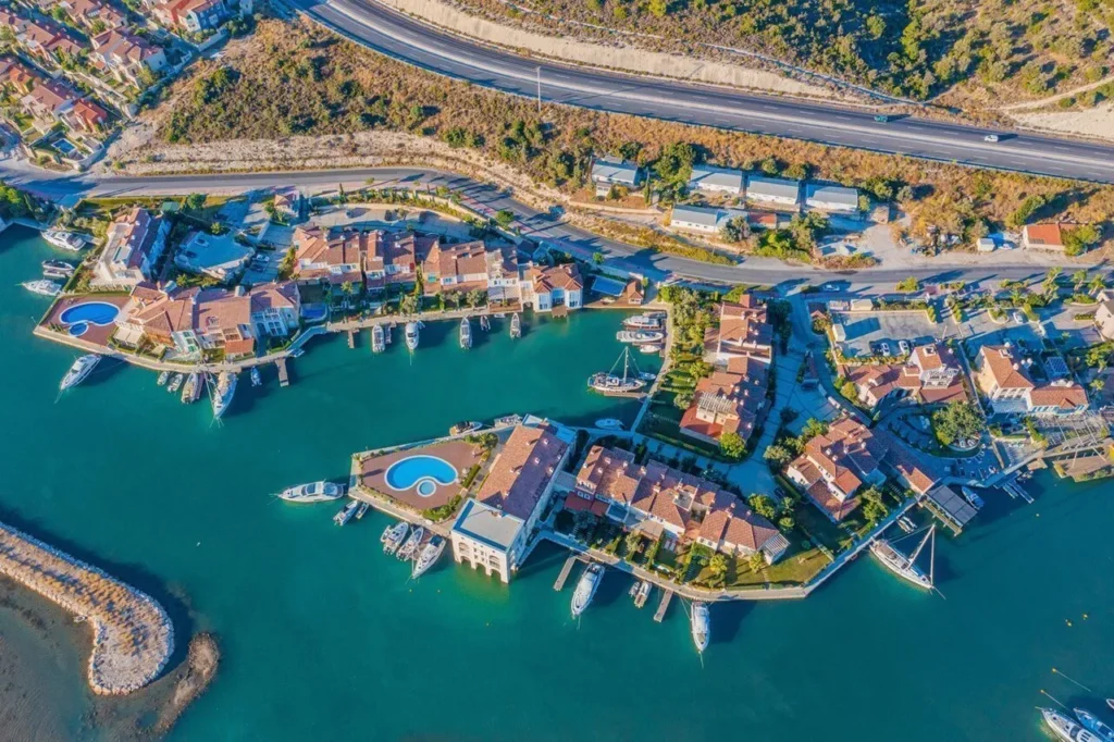 Çeşme'de turizm amaçlı kiralama izni gerektiren Alaçatı marinasındaki havuzlu yazlıklar