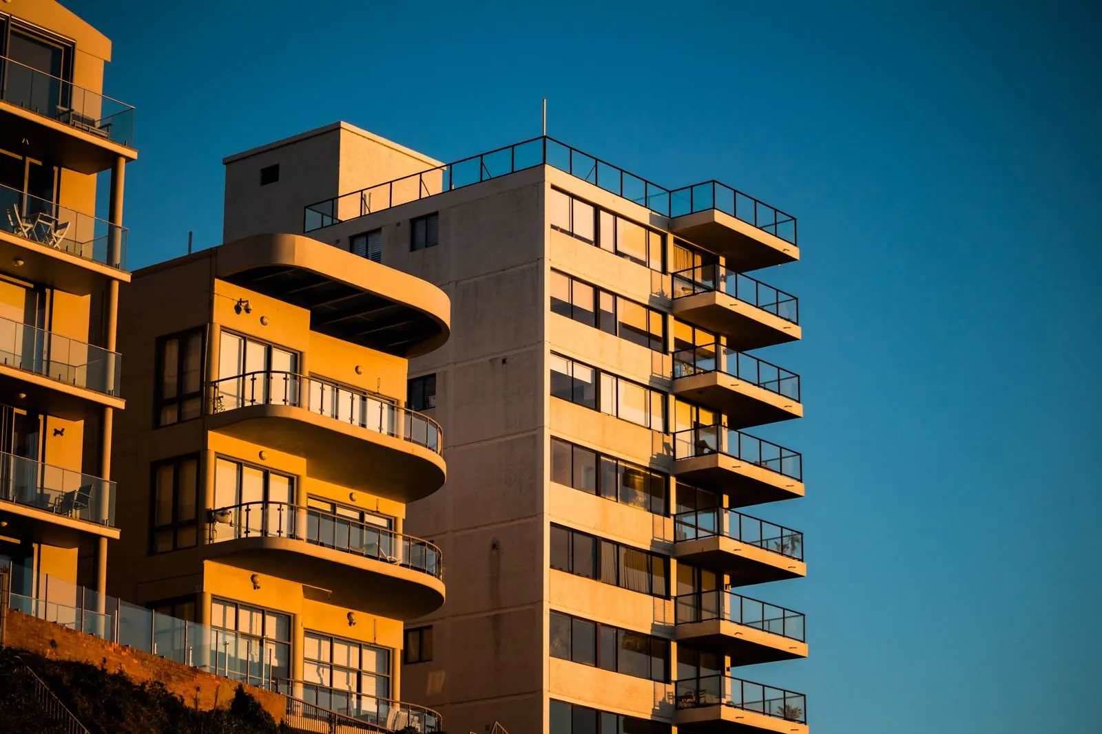 Gün batımında balkonlu apartman blokları ve ortak giderleri paylaşan bağımsız bölümler