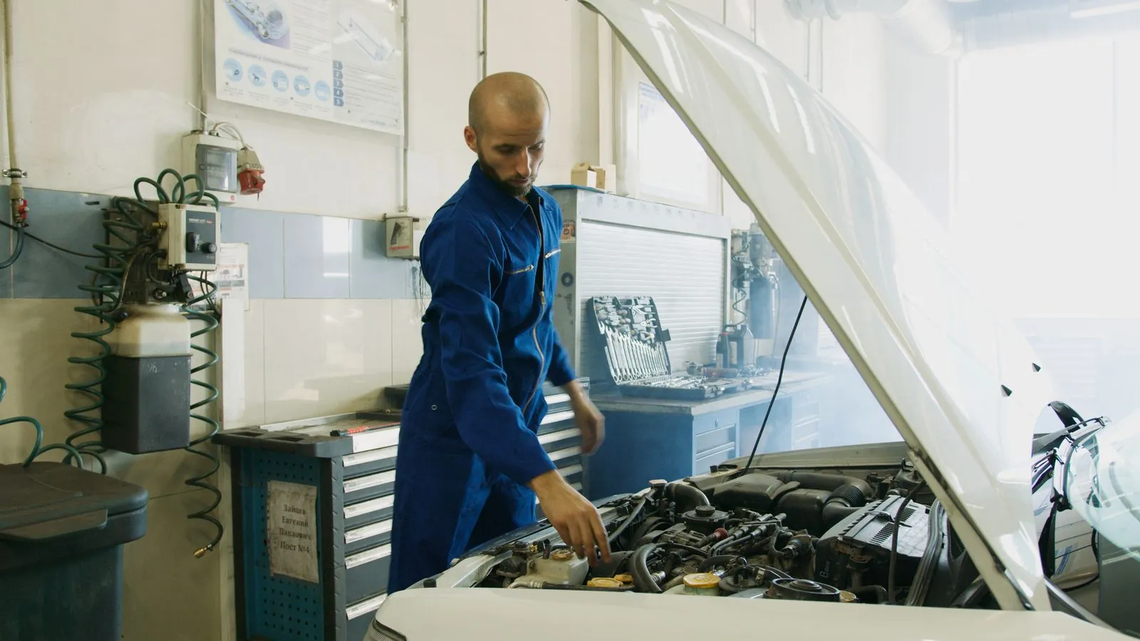 Servis ustası galeriden alınan aracın motorunu arıza yönünden inceliyor