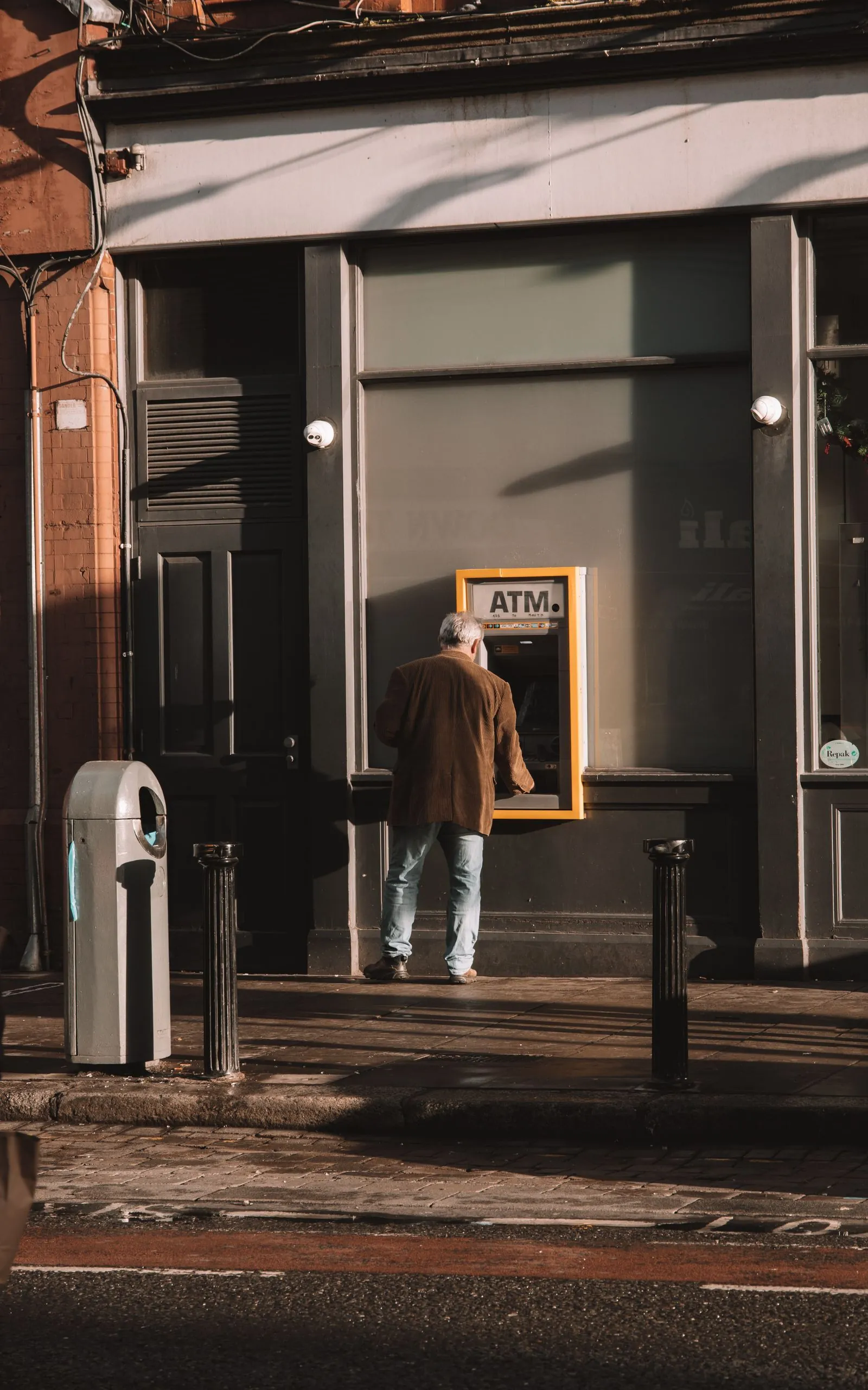 Sokaktaki ATM'den işlem yapan bir banka müşterisi