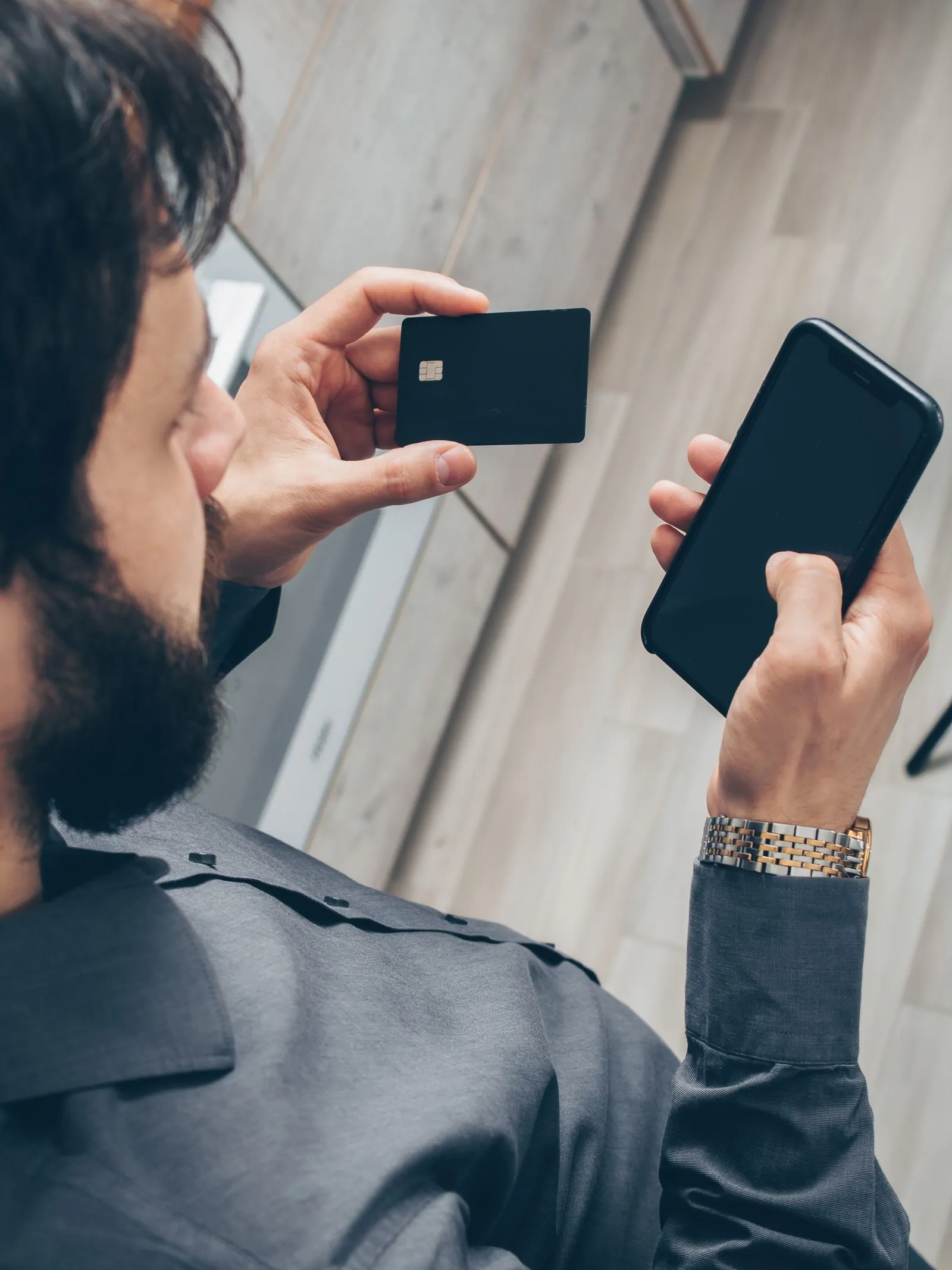 Banka kartını ve mobil bankacılık uygulamasını birlikte kontrol eden kişi