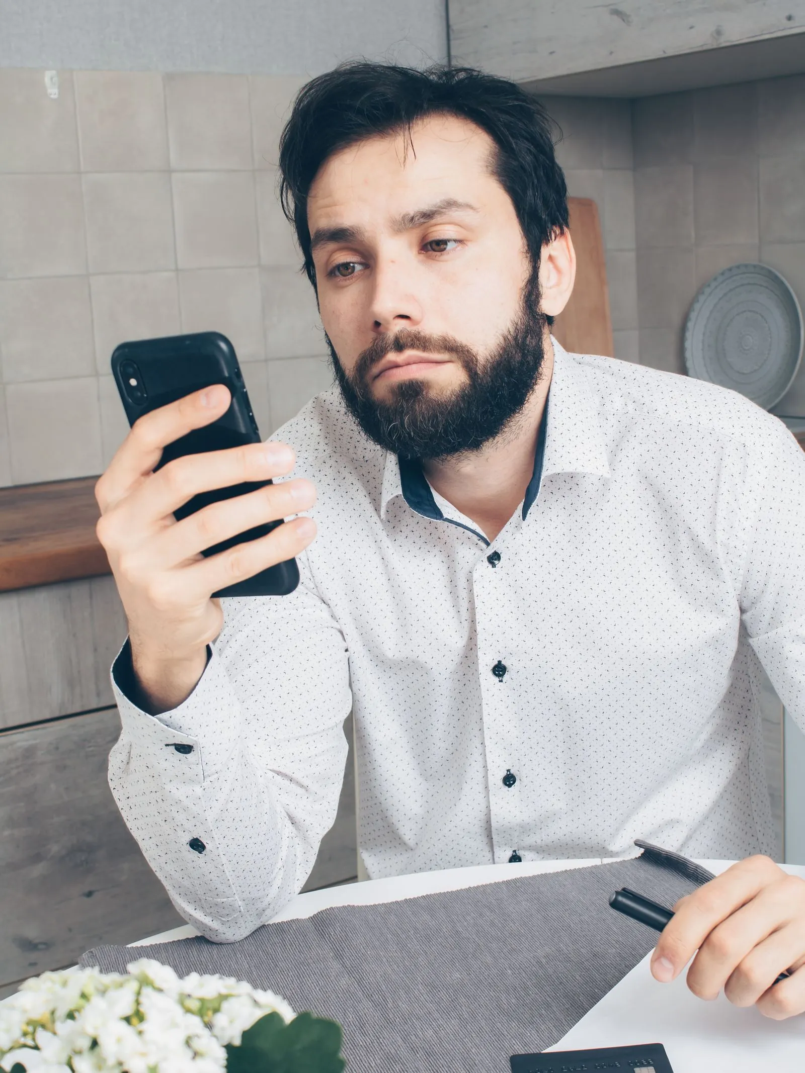 Bankaya yapılacak itiraz ve şikâyet için telefonundaki mesajları inceleyen kişi