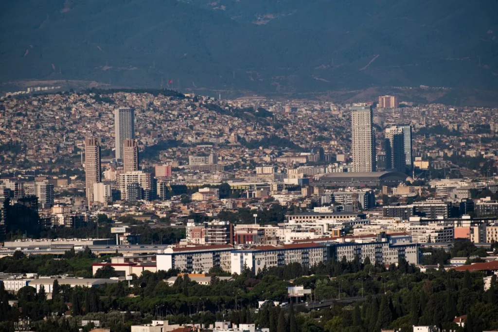 Bayraklı'daki yüksek binalar ve İzmir silueti: Bayraklı dava süreci ve bağlı adliye
