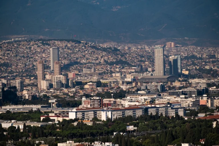 Bayraklı'daki yüksek binalar ve İzmir silueti: Bayraklı dava süreci ve bağlı adliye