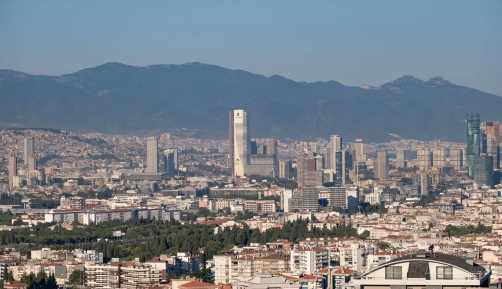 Bayraklı icra takibi için İzmir'in yüksek binaları ve kent manzarası
