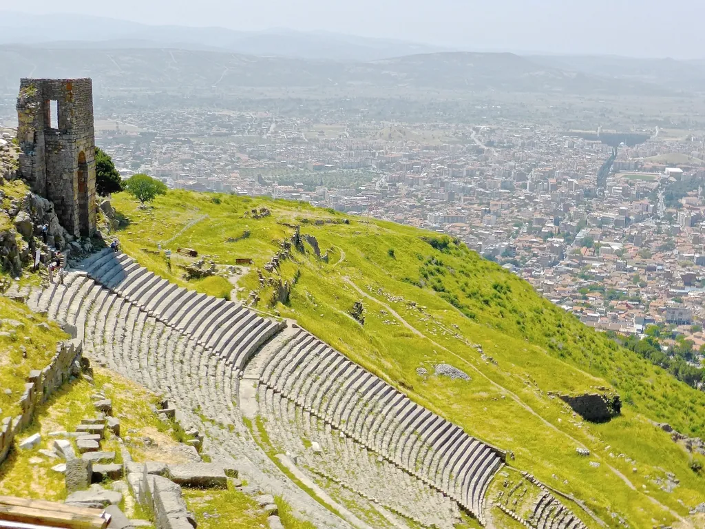 Bergama akropolündeki antik tiyatro basamakları ve aşağıda uzanan ilçe merkezi