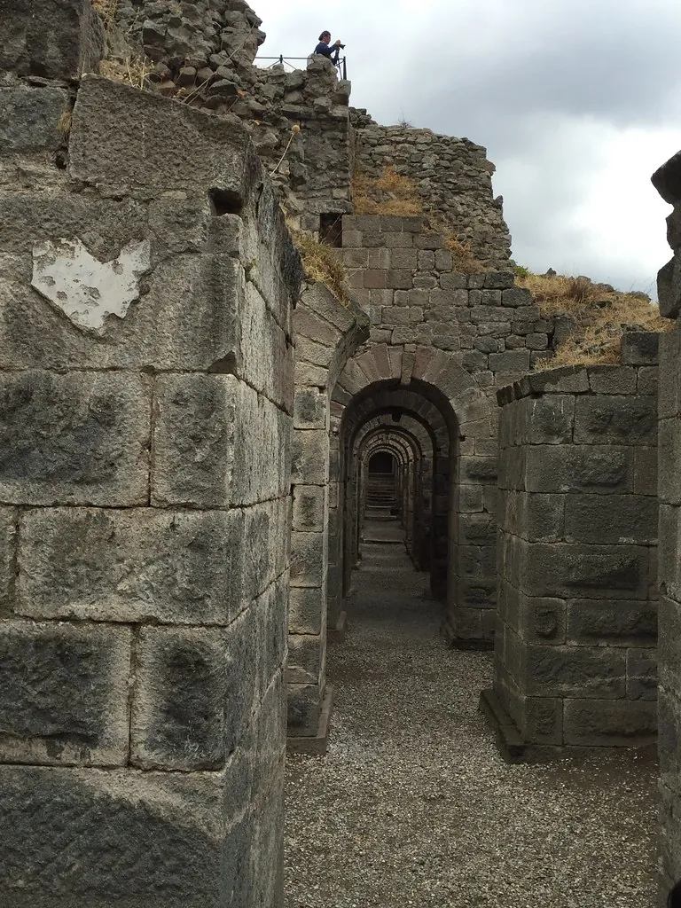 Bergama akropolünde taş kemerli dar geçit: Bergama'daki mahkemelere giden yol