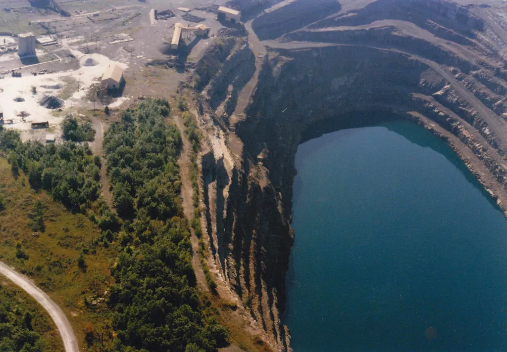 Bergama'da maden ve çevre davaları konusunu çağrıştıran, su birikmiş açık ocak maden sahası