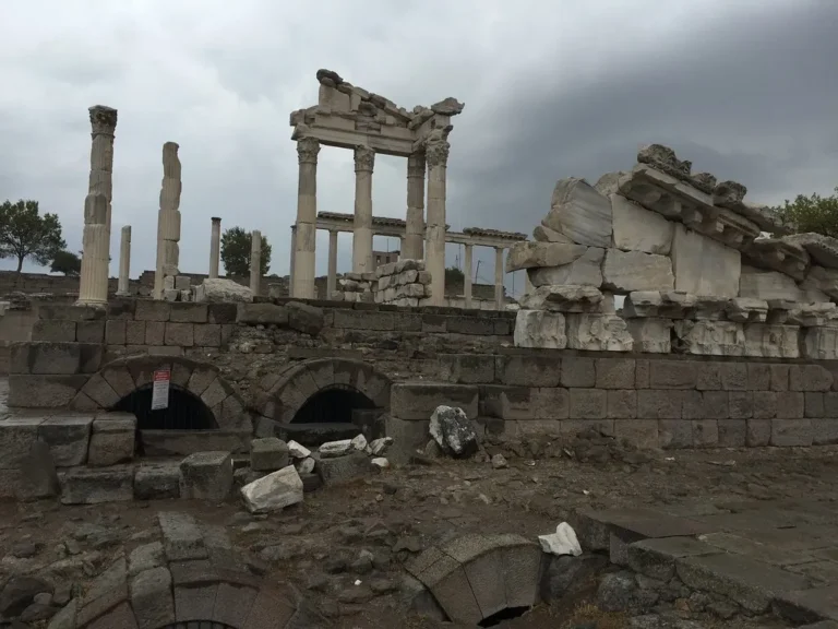 Bergama akropolündeki Trajan tapınağı: Bergama'da dava süreci ilçedeki adliyede yürür