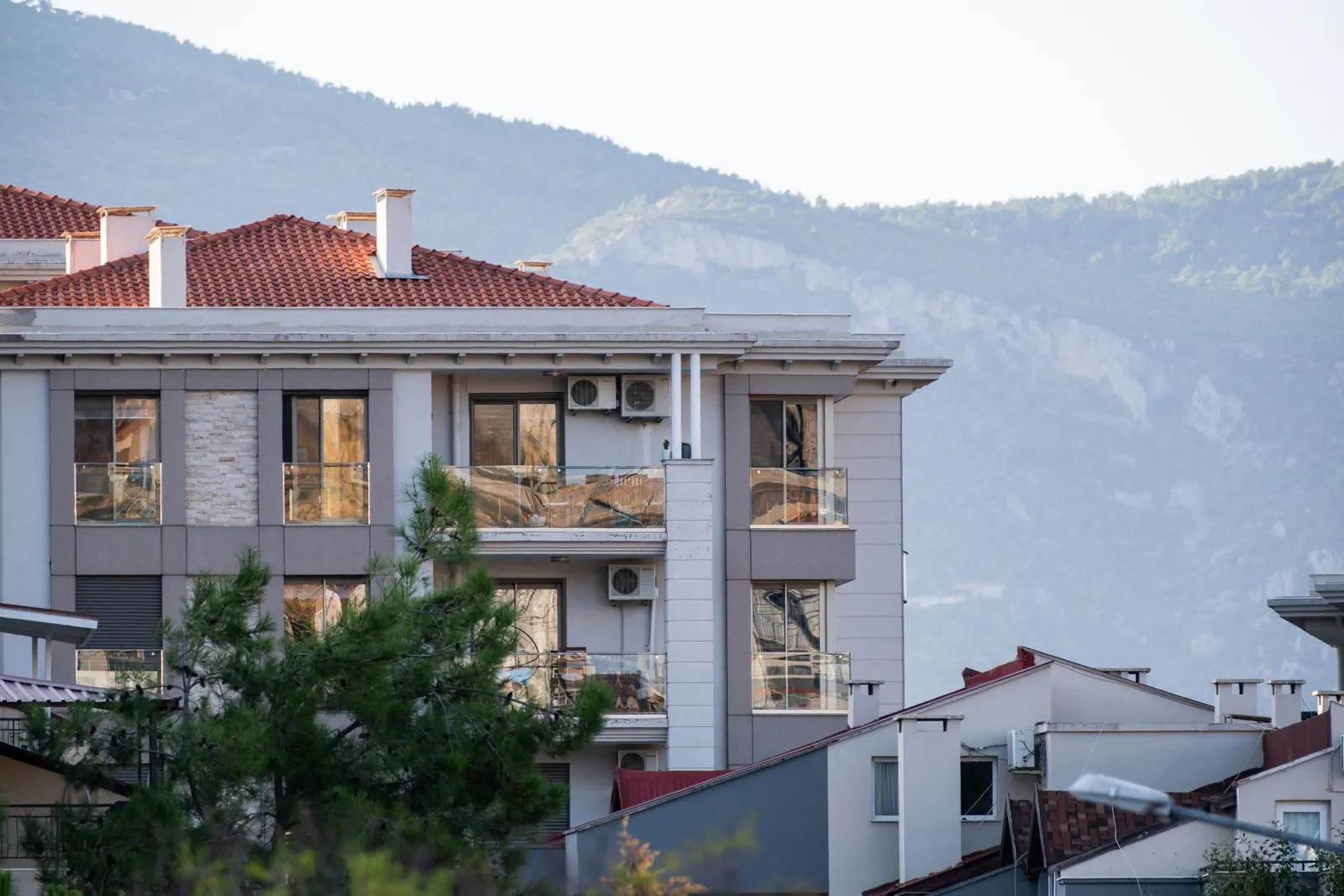 Bornova'da dağ manzaralı apartman: taşınmazın bulunduğu ilçe müdürlüğü