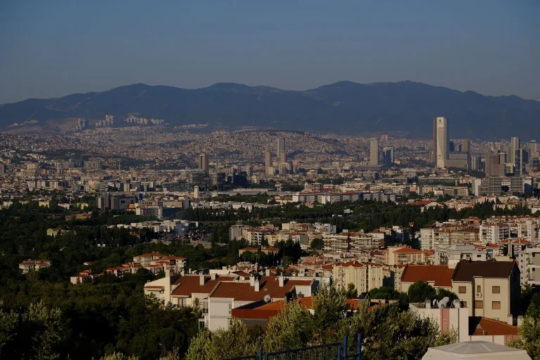 Bornova icra takibi için İzmir kent ve dağ manzarası