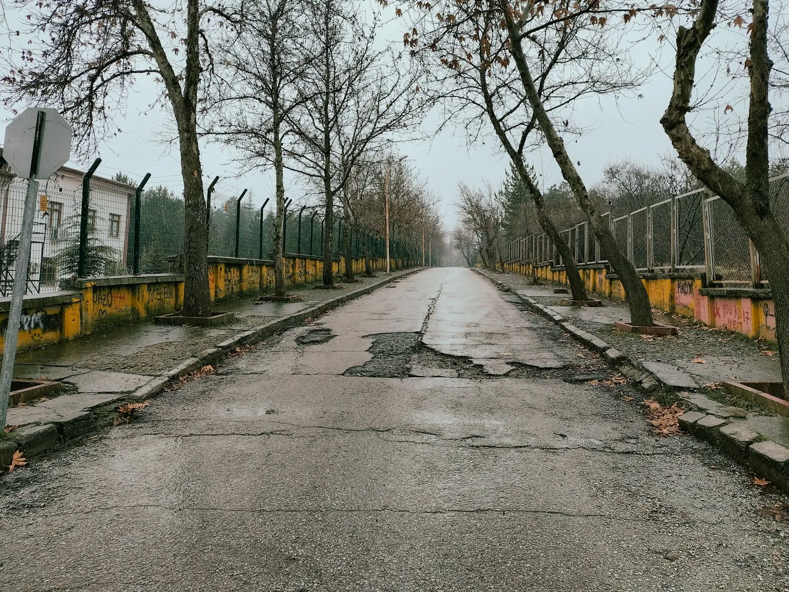 Bozuk ve çukurlu bir yol: belediyenin bakım görevi ve hizmet kusuru
