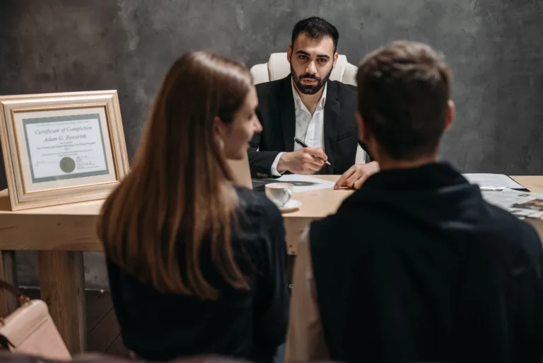 Buca'da ceza yargılaması sürecinde mağdurlarla görüşen avukat