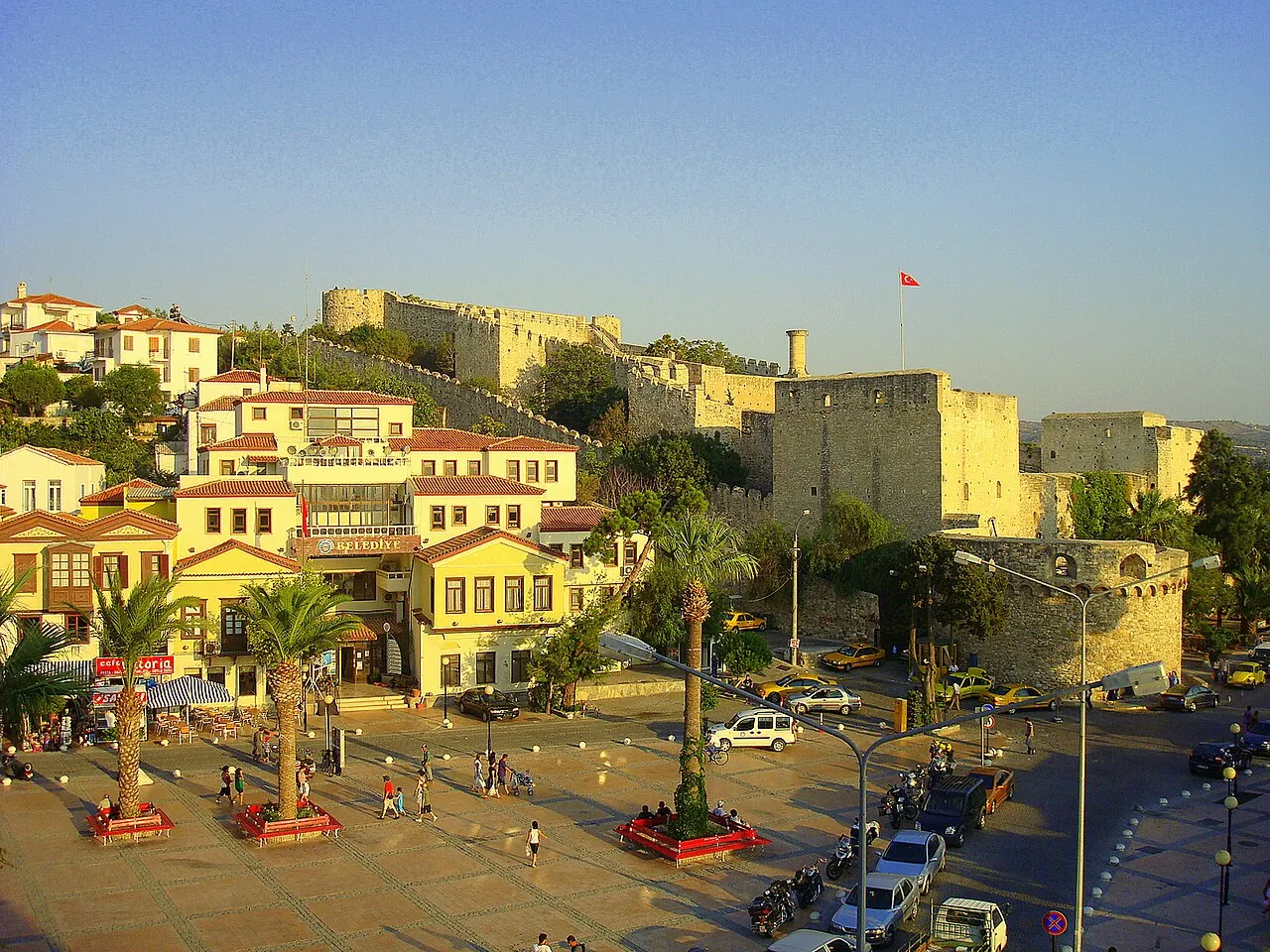 Çeşme Kalesi ve önündeki meydanın gün batımında görünümü