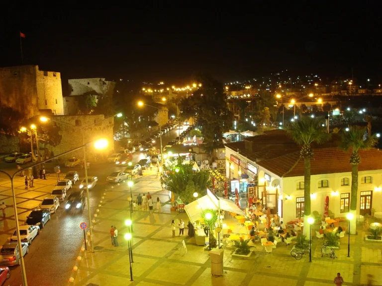Çeşme'de günlük kiralama yaptırımları gündemdeyken gece ışıklandırılmış Çeşme meydanı ve kale