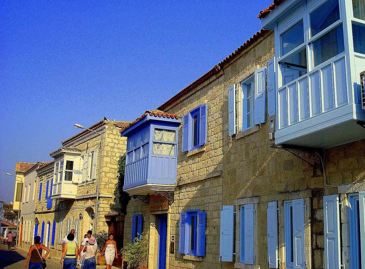 Çeşme'de cumbalı taş evlerin sıralandığı dar bir sokak