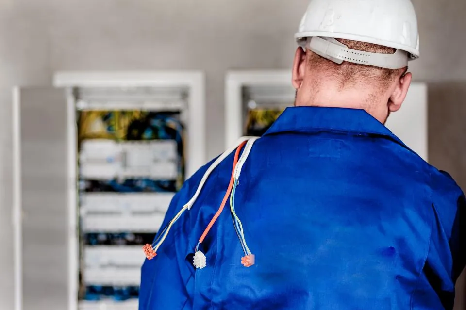Baretli işçi elektrik panosunda çalışıyor: Çiğli'de çalışan işçinin iş davası