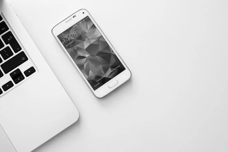 Delil olarak saklanacak mesajlar için masada akıllı telefon