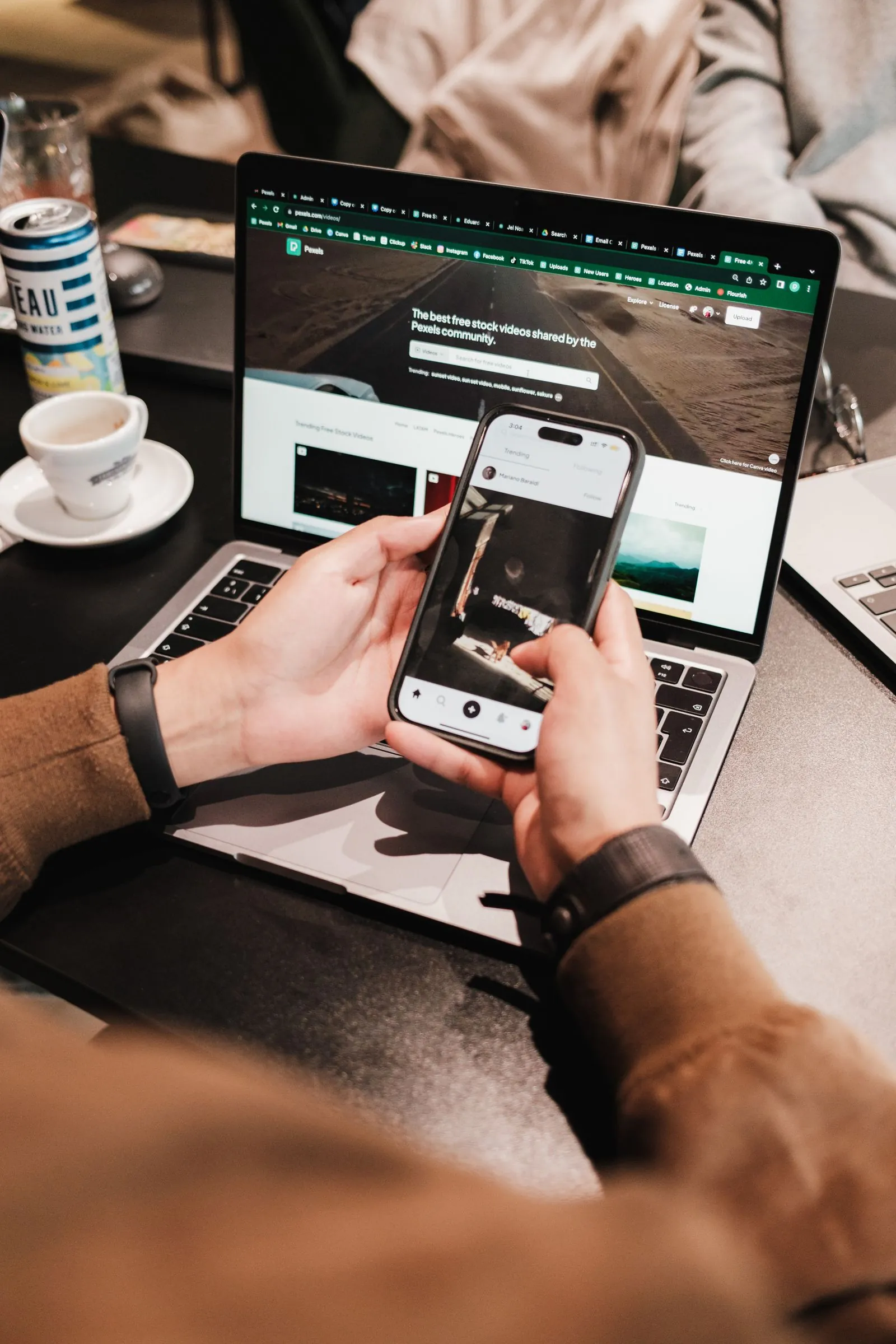 e-İkamet başvurusunu telefon ve dizüstü bilgisayardan takip eden kişi