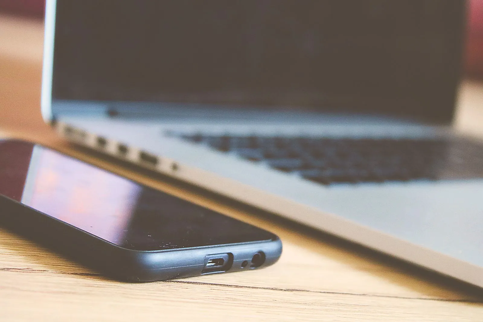Elektronik tebligat bildirimlerini izlemek için telefon ve bilgisayar