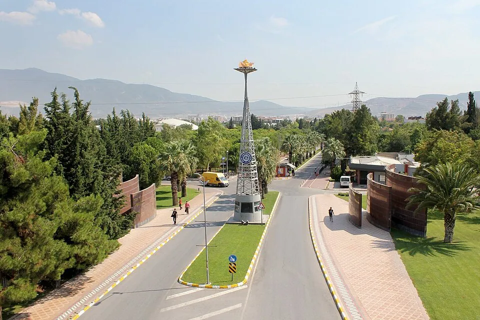 Ege Üniversitesi ana giriş kapısı ve kampüs yolu