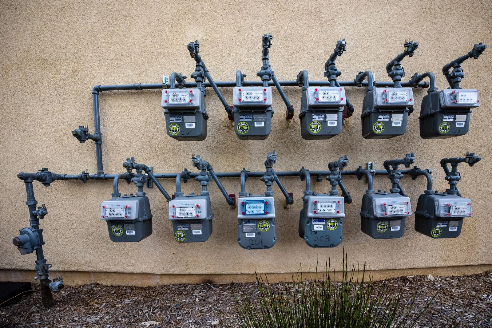 Bina duvarındaki elektrik ve gaz sayaçları abonelik tüketimini gösteriyor