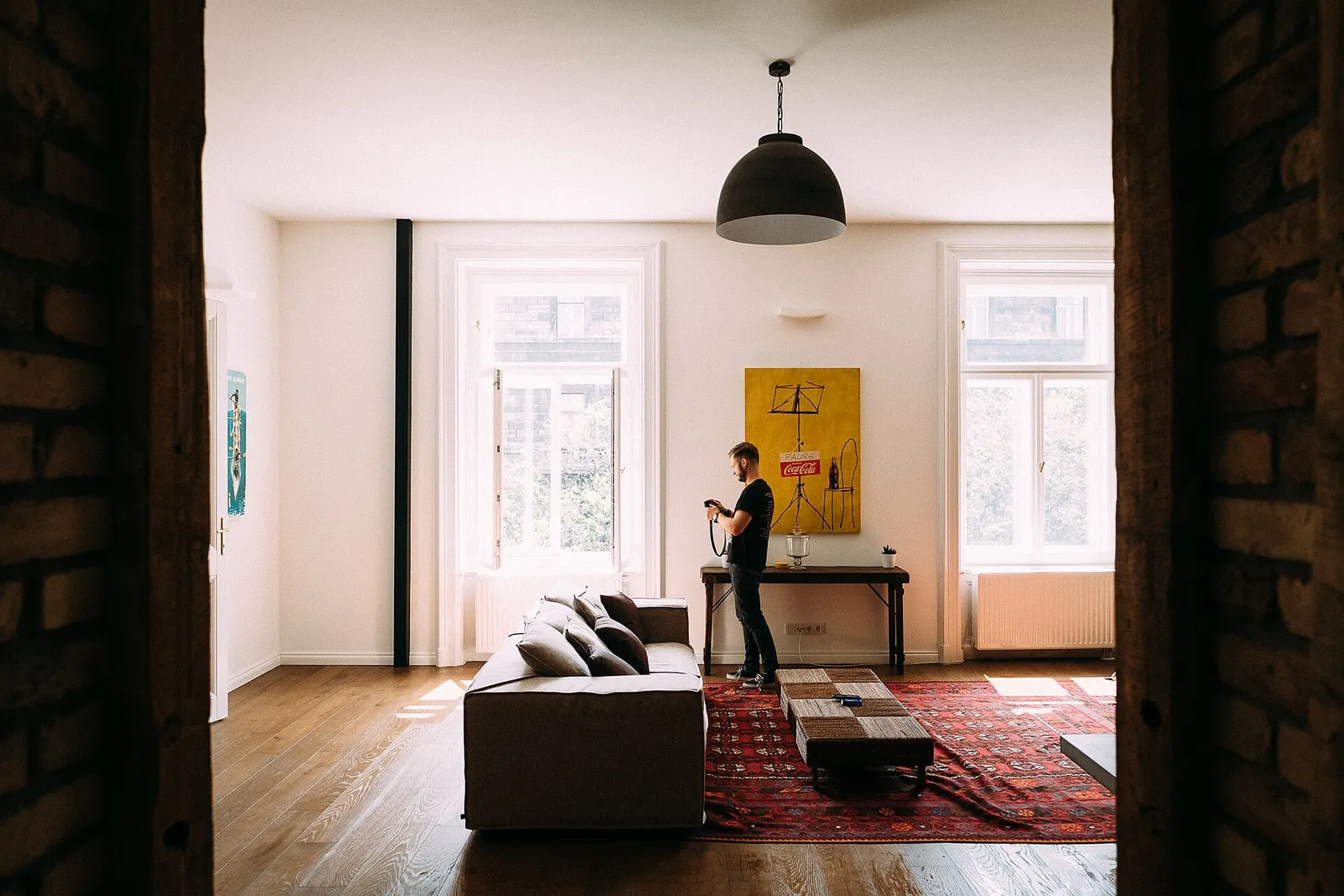 Paylaşımlı kullanılan eşyalı bir kiralık dairenin oturma odası