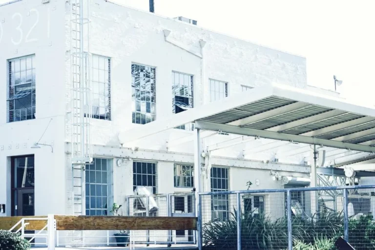 Gaziemir'de dava süreci ve serbest bölgedeki şirketleri çağrıştıran beyaz sanayi binası