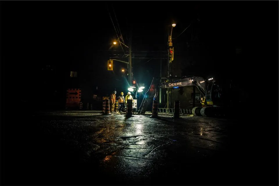 Gece saatlerinde sahada çalışan işçiler ve iş makinesi