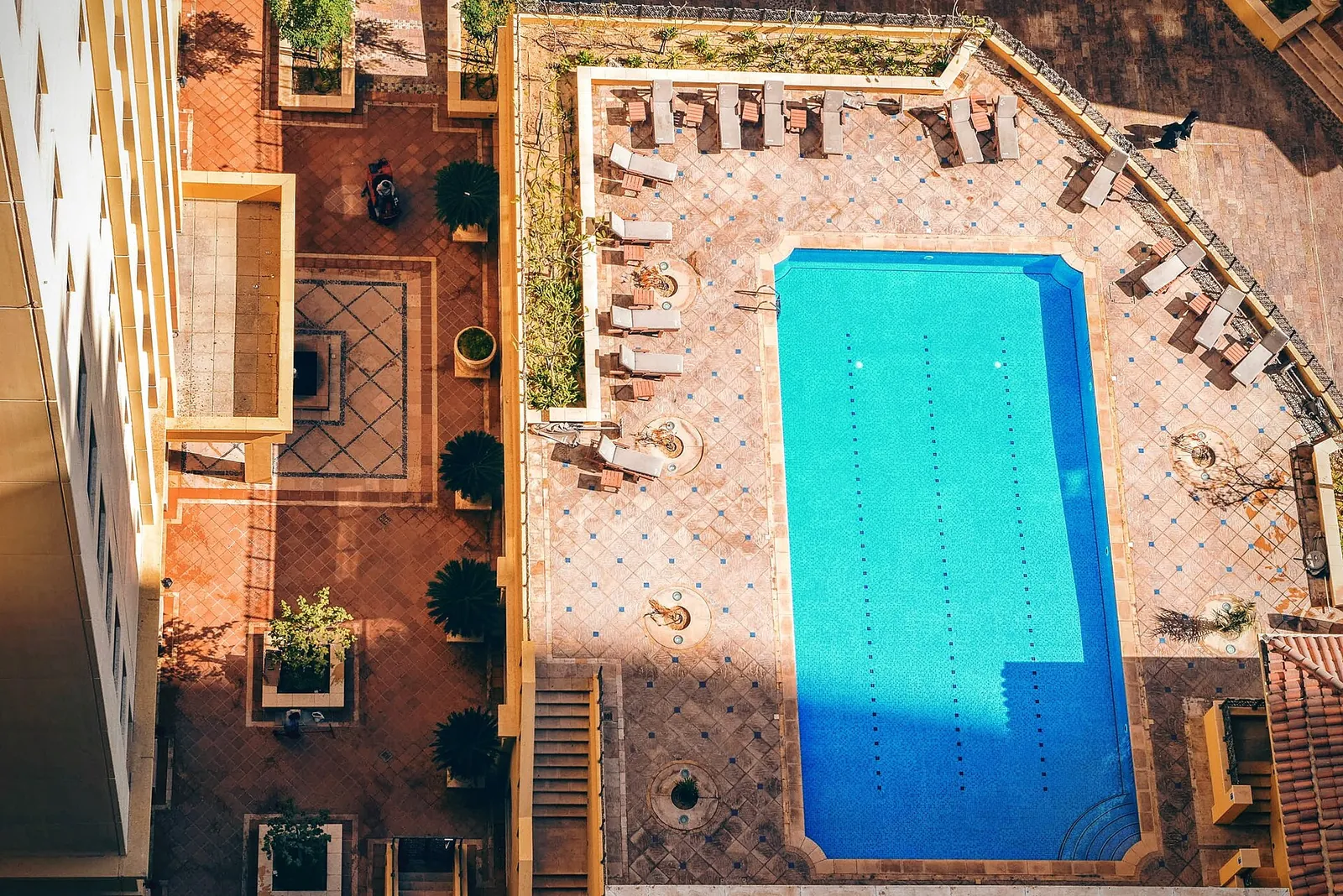 Kısa süreli kiralanan bir tatil konutunun havuzunun üstten görünümü
