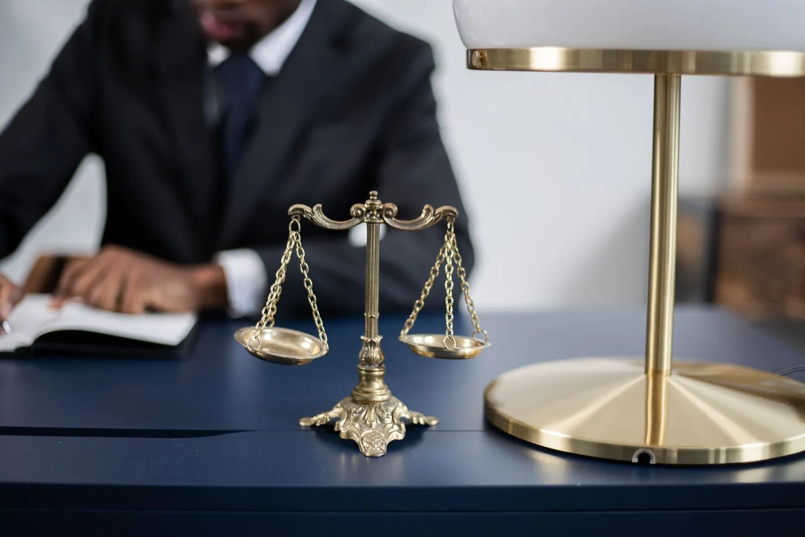 Hukuk bürosu masasında duran adalet terazisi