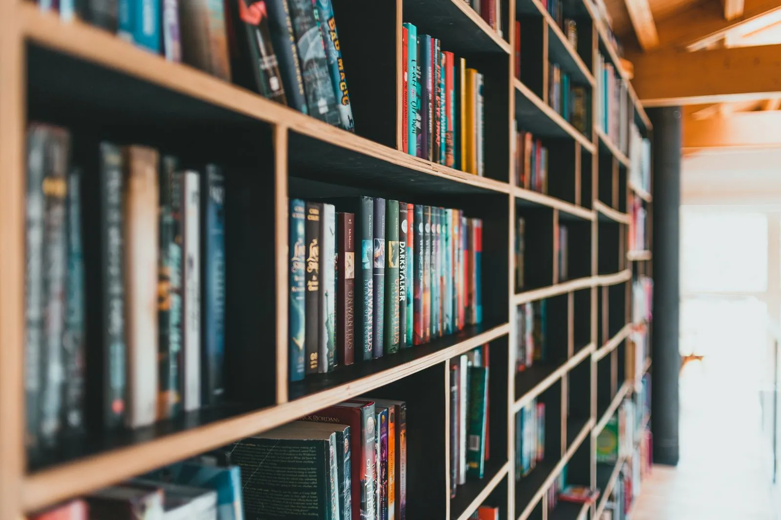 Hukuk kütüphanesindeki kitap rafları: aciz belgesi ve süre şartlarının araştırılması