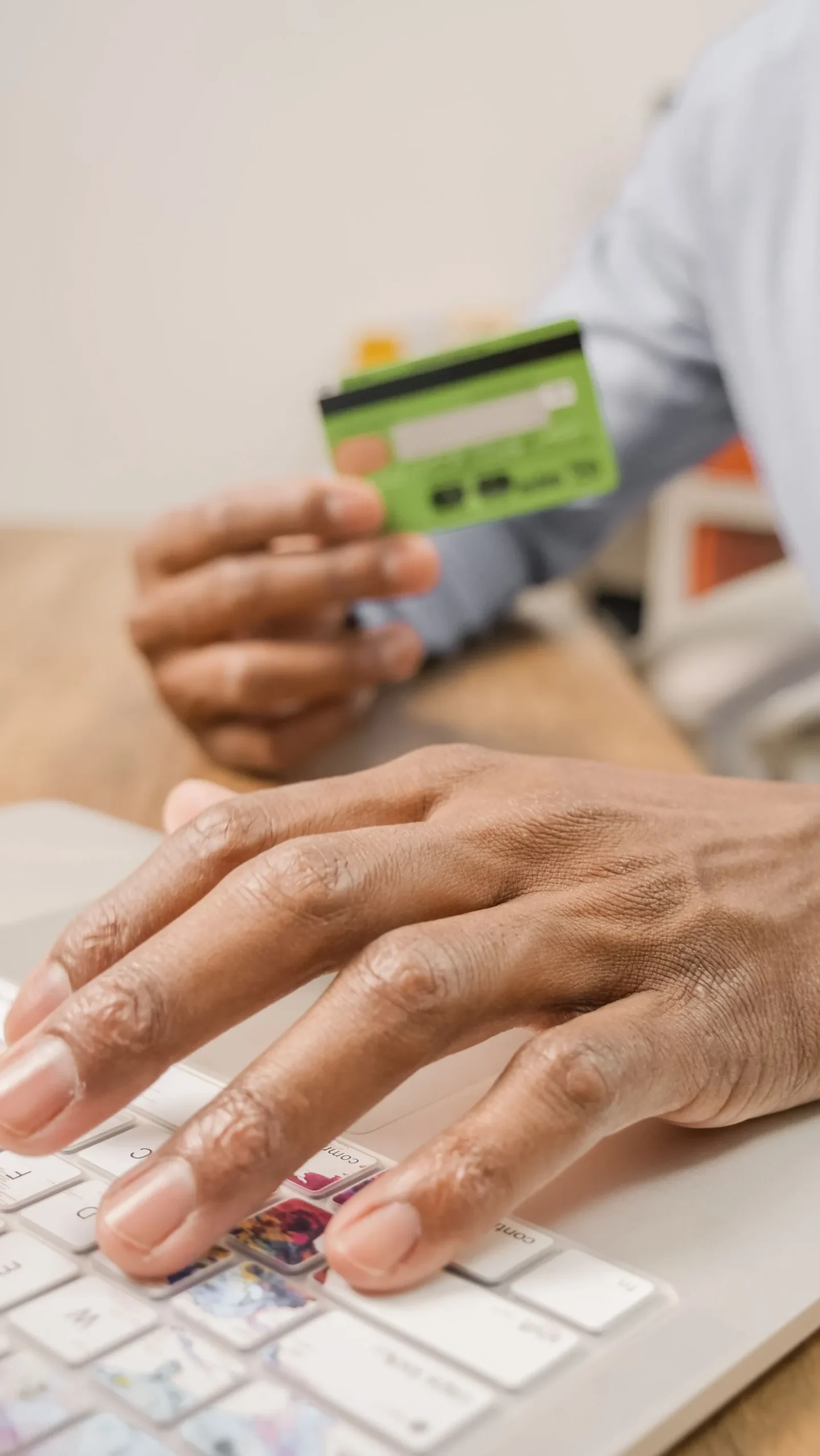 Banka kartıyla dizüstü bilgisayardan online ödeme yapan kişi