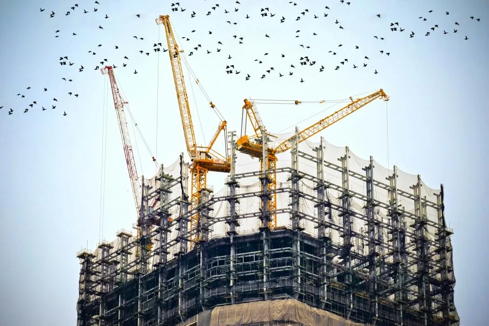 İnşaat halindeki yapı ve vinçler, imar ve yapı ruhsatı konularını simgeler