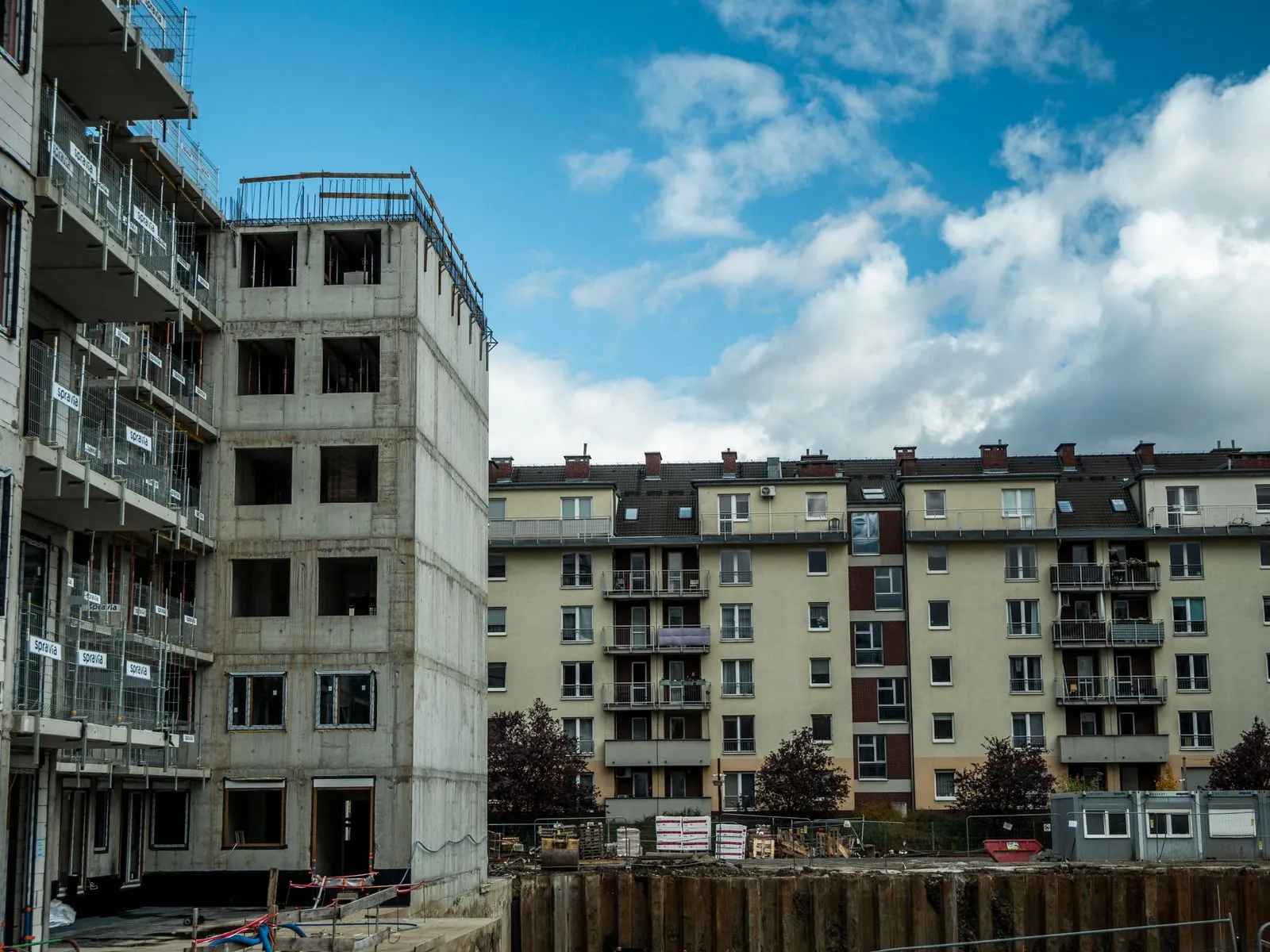 İnşaatı süren ve teslimi geciken konut sitesi blokları