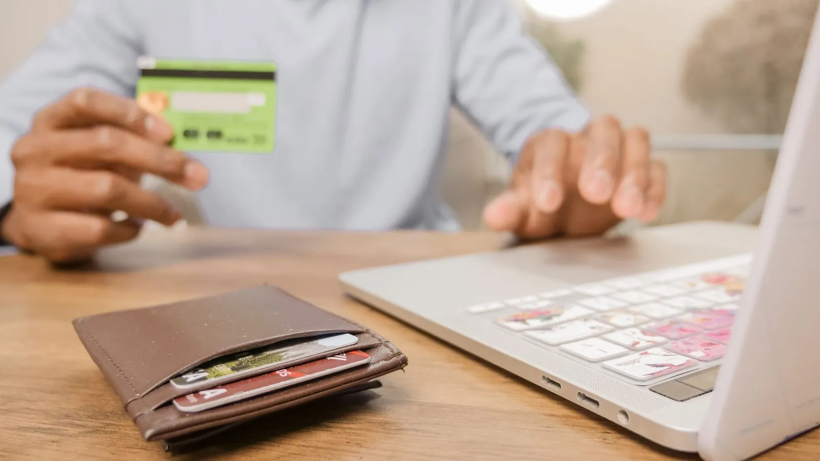 İnternet bankacılığındaki işlem kayıtlarını kart ve dizüstü bilgisayarla inceleyen kişi