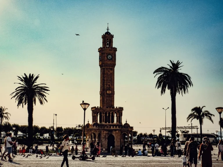 İzmir Saat Kulesi ve Konak Meydanı: İzmir Adliyesi hangi mahkeme nerede rehberi