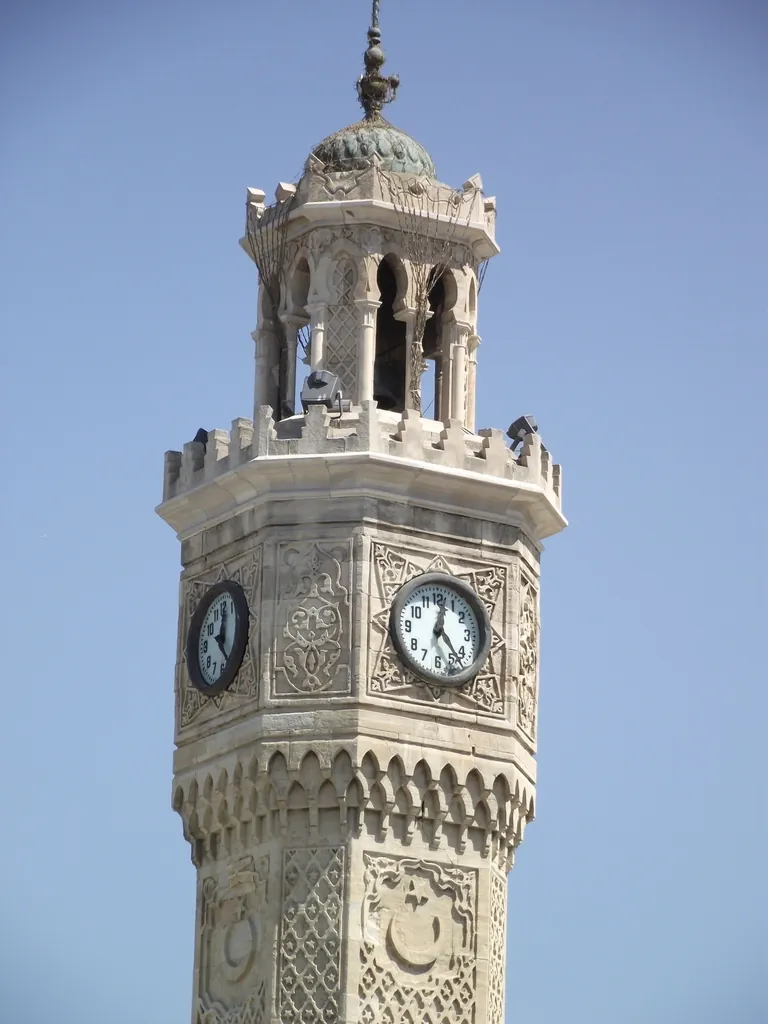 İzmir Adliyesine ulaşım rehberi için Konak'taki tarihi İzmir Saat Kulesi